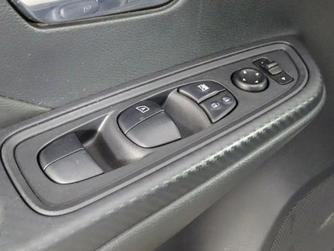 Used 2020 Nissan Versa SV image 10