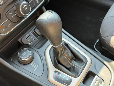 Used 2015 Jeep Cherokee Latitude w/ Safety Group image 19