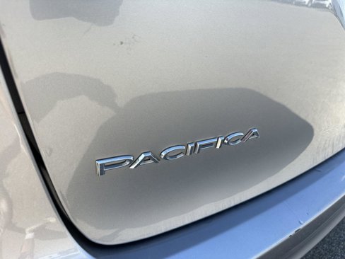 Used 2017 Chrysler Pacifica Touring image 5