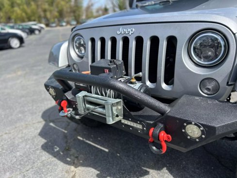 Used 2015 Jeep Wrangler Unlimited Sahara w/ Connectivity Group image 5