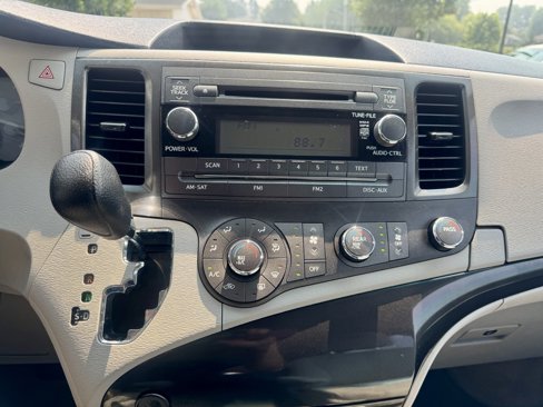 Used 2014 Toyota Sienna L image 28