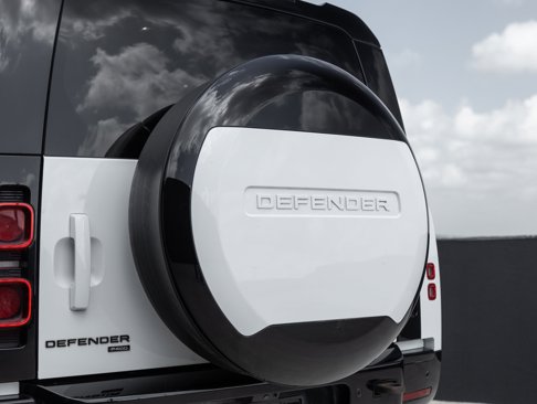 Used 2023 Land Rover Defender 130 X-Dynamic SE image 29