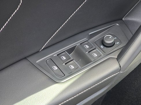 Used 2022 Volkswagen Tiguan SE image 43