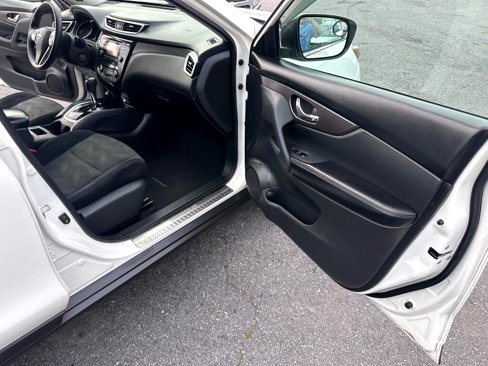 Used 2015 Nissan Rogue SV w/ SV Moonroof Package image 28