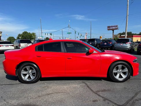Used 2017 Dodge Charger SXT image 2