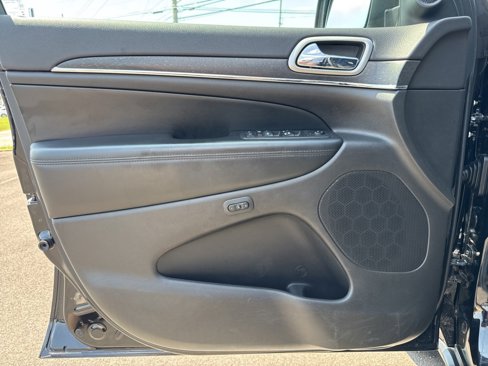 Used 2018 Jeep Grand Cherokee Limited image 29