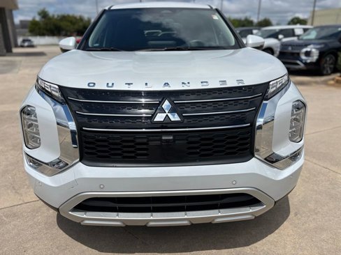 Used 2024 Mitsubishi Outlander SE image 2