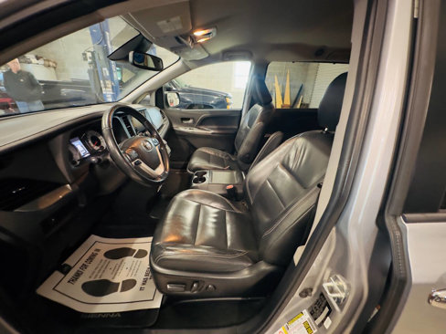 Used 2018 Toyota Sienna SE image 11