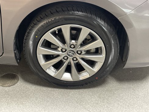 Used 2017 Toyota Camry XLE image 13