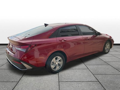 Used 2024 Hyundai Elantra SE image 5