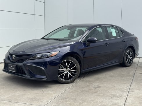 Used 2021 Toyota Camry SE image 2