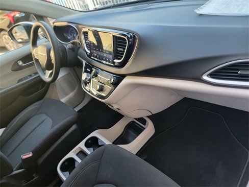 Used 2022 Chrysler Voyager LX image 19