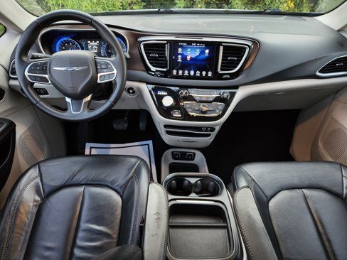 Used 2017 Chrysler Pacifica Touring-L image 13