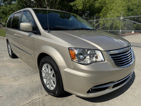 Used 2016 Chrysler Town & Country Touring image 6