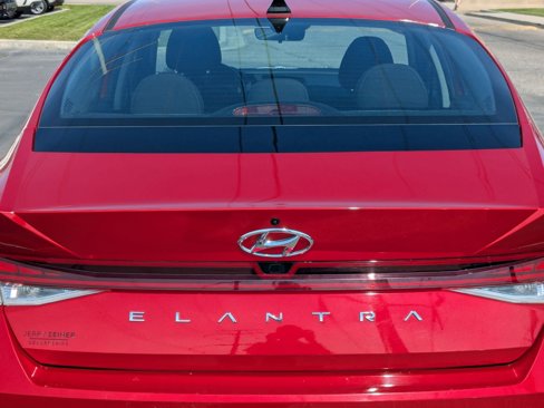 Used 2022 Hyundai Elantra SEL w/ Convenience + Premium Package image 12