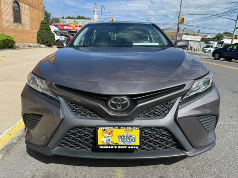 Used 2018 Toyota Camry SE w/ Moonroof Package image 2