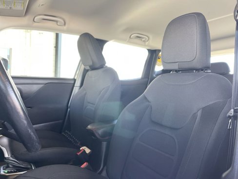 Used 2020 Jeep Renegade Latitude w/ Cold Weather Group image 18