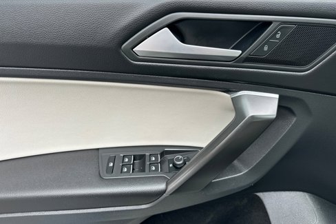 Used 2021 Volkswagen Tiguan SE image 11
