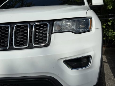 Used 2020 Jeep Grand Cherokee Laredo image 32
