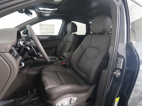 New 2025 Porsche Macan image 5