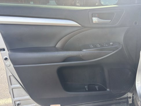 Used 2016 Toyota Highlander XLE image 3