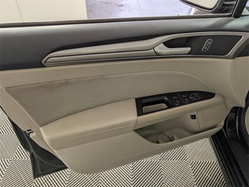 Used 2017 Ford Fusion SE image 15