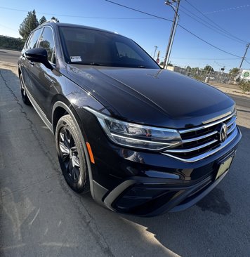 Used 2023 Volkswagen Tiguan SE w/ Panoramic Sunroof Package image 3