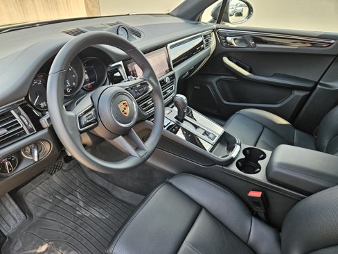 Certified 2025 Porsche Macan Turbo image 4