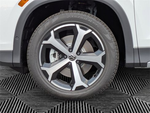 New 2025 Volkswagen Tiguan SE image 9