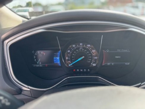 Used 2015 Ford Fusion SE image 10