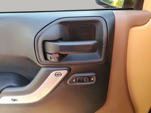 Used 2013 Jeep Wrangler Unlimited Sahara image 23