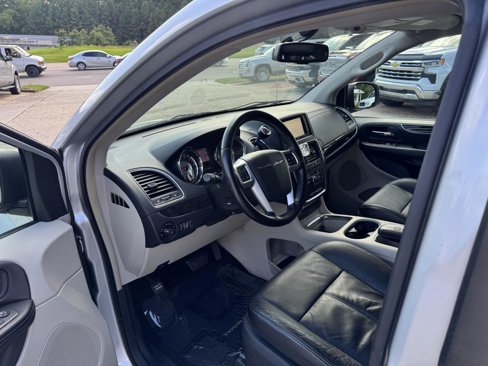 Used 2011 Chrysler Town & Country Limited image 2