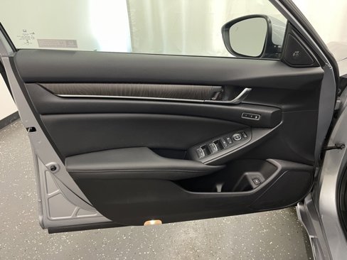 Used 2019 Honda Accord Touring image 8