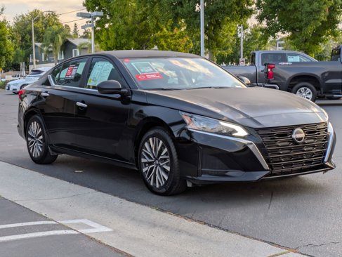Used 2024 Nissan Altima 2.5 SV image 2