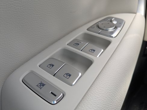 Certified 2025 Genesis G70 2.5T image 19