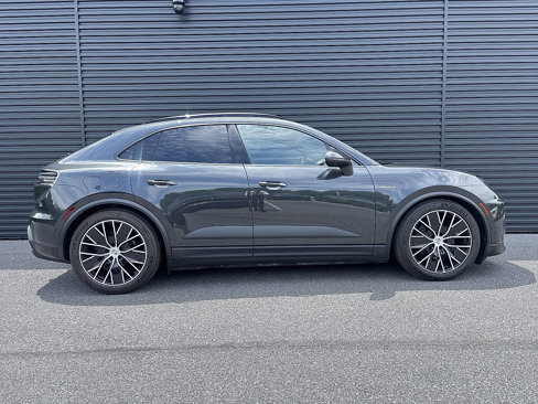 Certified 2024 Porsche Macan 4 Electric image 9