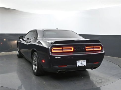 Used 2019 Dodge Challenger SXT image 5