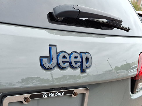 Used 2019 Jeep Grand Cherokee Laredo image 33