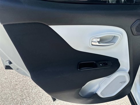 Used 2021 Jeep Renegade Latitude w/ Sun & Sound Group image 11