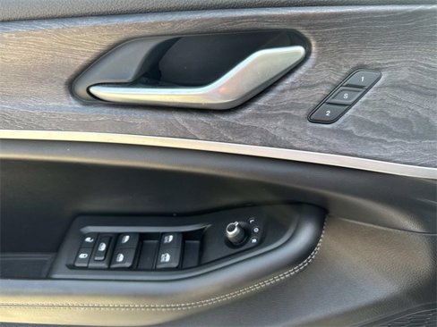 Used 2023 Jeep Grand Cherokee Limited w/ Black Appearance Package image 15
