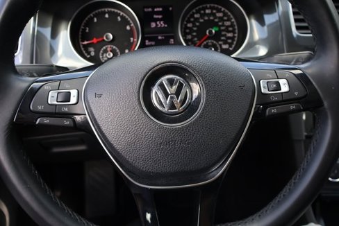 Used 2018 Volkswagen Golf SE image 16