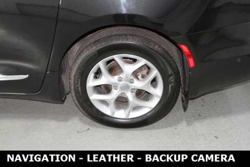 Used 2020 Chrysler Pacifica Touring-L Plus w/ Tire & Wheel Group image 11
