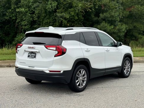 Used 2024 GMC Terrain SLT image 13