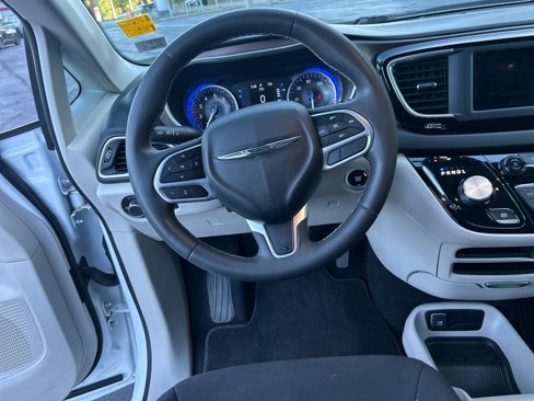 Used 2022 Chrysler Voyager LX image 15