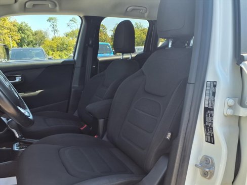 Used 2018 Jeep Renegade Latitude w/ Cold Weather Group image 11