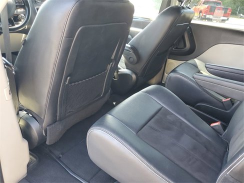 Used 2019 Dodge Grand Caravan SXT image 14