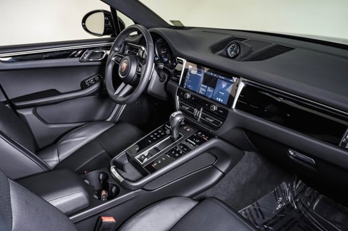 Certified 2025 Porsche Macan image 14