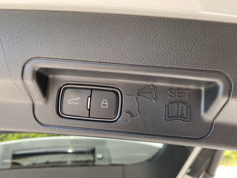 Used 2020 Ford Explorer XLT w/ Comfort Package image 15