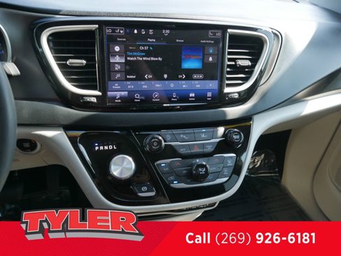 Used 2023 Chrysler Pacifica Touring-L image 51