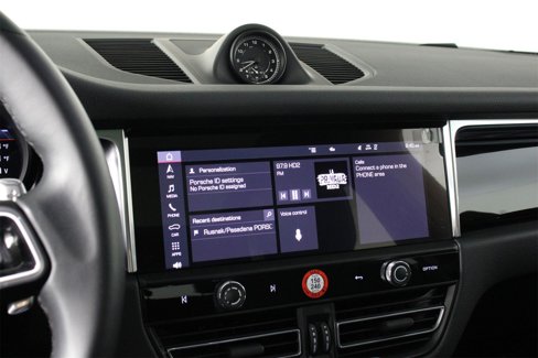 Certified 2025 Porsche Macan image 13